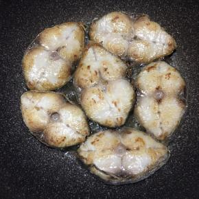 翻面，同样中火煎至呈金黄色。