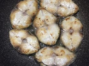 翻面，同样中火煎至呈金黄色。