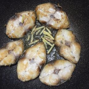 下入姜丝煸出香味。