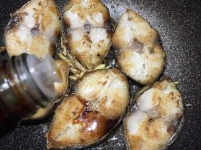 挤入数滴柠檬汁，淋入酱油，翻动鱼块，使其充分入味即可关火。