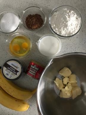 准备工作：黄油室温软化，鸡蛋回温至室温，粉类混合过筛至少2次。