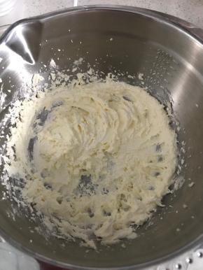 细砂糖加入黄油中，打发至颜色变浅，体积膨大的羽毛状。