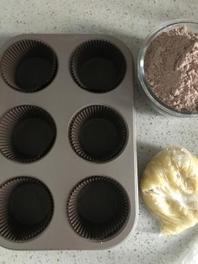 香蕉预留半根备用，其他压成香蕉泥。托纸放入模具内。