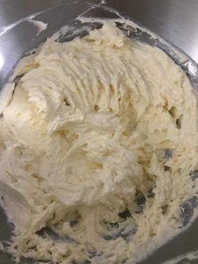 此图为蛋液全部加入到黄油中，打发好的状态（这个时候可以预热烤箱190度）