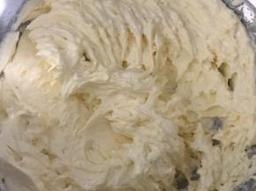 此图为蛋液全部加入到黄油中，打发好的状态（这个时候可以预热烤箱190度）