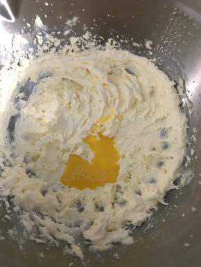 少量多次加入鸡蛋液，每一次加入蛋液搅打均匀后再次加入，以免水油分离。