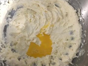 少量多次加入鸡蛋液，每一次加入蛋液搅打均匀后再次加入，以免水油分离。