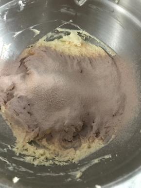 筛入三分之一的粉类混合物。翻拌均匀。