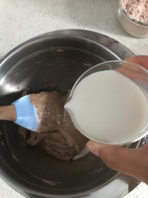 加入一半的牛奶，翻拌均匀。