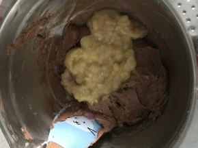 放入香蕉泥，混合均匀后，加入剩余的粉类。翻拌均匀