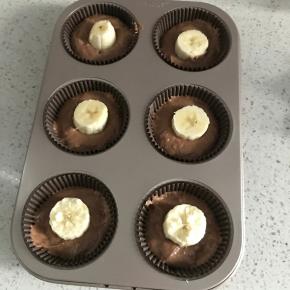 模具装入一般的面糊，压实底部，放入香蕉段。