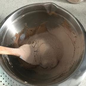 再次筛入三分之一的粉类，翻拌均匀后倒入剩余的牛奶，翻拌均匀