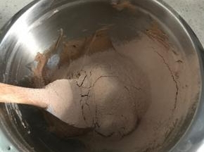 再次筛入三分之一的粉类，翻拌均匀后倒入剩余的牛奶，翻拌均匀