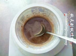 将黑咖啡倒入30g热水中溶解，加入15g朗姆酒搅匀即成咖啡酒，晾凉备用；
