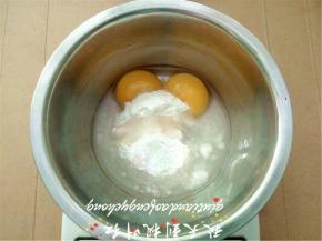 蛋黄磕入容器内，加入60g细砂糖和15g朗姆酒；