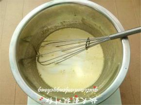倒入牛奶搅匀后，将碗坐在热水里，隔水加热并不断搅打，至浓稠的乳沫状；注意温度不要太高，以免蛋黄形成颗粒；
将搅打好的蛋黄液放在冷水盆中，继续搅打至冷却，最后变成质地浓稠的状态；