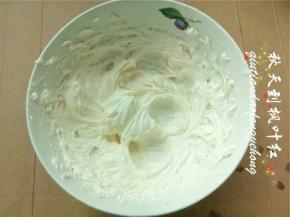 将马斯卡彭芝士放入大碗中搅打至顺滑；