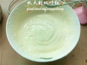 倒入蛋黄糊，边倒边用打蛋器搅打，待搅拌均匀后放入冰箱，冷藏至芝士糊变得浓稠；