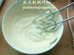淡奶油中加入20g细砂糖打发至出现纹路；