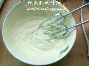 淡奶油中加入20g细砂糖打发至出现纹路；