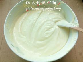 倒入芝士糊中，翻拌均匀；马斯卡彭馅儿就做好了；