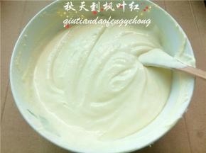 倒入芝士糊中，翻拌均匀；马斯卡彭馅儿就做好了；