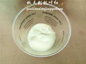 杯中倒入一薄层马斯卡彭馅儿；