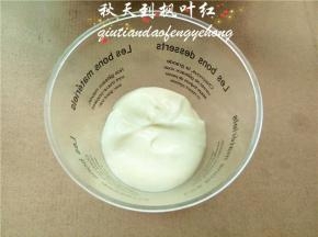 杯中倒入一薄层马斯卡彭馅儿；