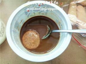 取自制的圆形手指饼干蘸满咖啡酒；