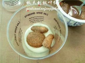 将饼干铺在上面奶酪糊上面，因为自己制作的手指饼干比较小，多放几块在上面；