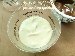  倒入马斯卡彭馅儿至1/2杯子高度；