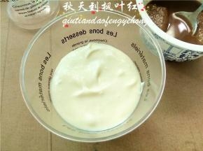  倒入马斯卡彭馅儿至1/2杯子高度；