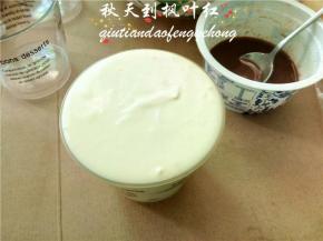 最后倒满马斯卡彭馅儿，抹平表面后放入冰箱冷藏4小时以上，我放置了一夜。