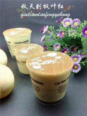 从冰箱取出，用可可粉和糖粉装饰一下即可。