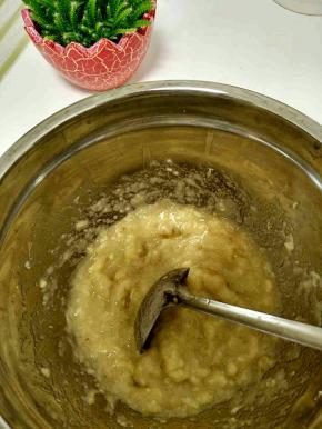 香蕉捣成香蕉泥，最好用熟透的香蕉