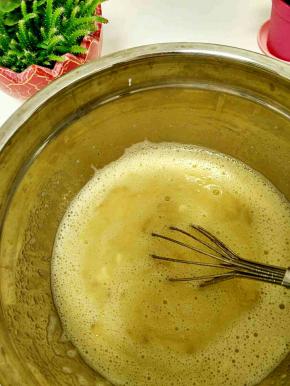 牛奶，玉米油，白砂糖，鸡蛋加入香蕉泥，搅拌均匀。