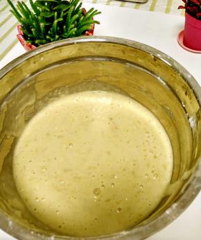 低筋粉和泡打粉混合，筛进已经搅拌好的盆里，继续搅拌成糊状，无干粉即可。