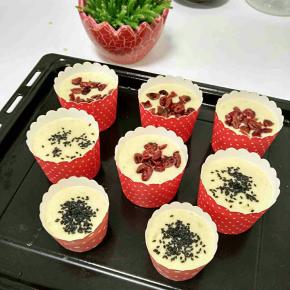 面糊倒入纸杯，八分满，撒上自己喜欢的干果，我撒了一些芝麻和蔓越莓