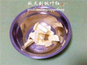 黄油切成小坑，使其自然软化。