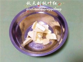 黄油切成小坑，使其自然软化。