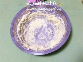 加入白糖80克，用打蛋器打发。