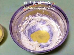 多次加入蛋液，每次都是吸收后再加入下一次。