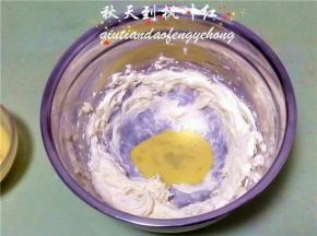 多次加入蛋液，每次都是吸收后再加入下一次。
