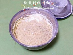 筛入面粉和杏仁粉（我是将杏仁自己打成粉的）。
