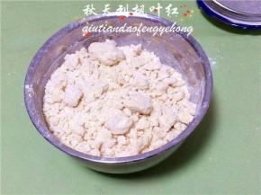 用橡皮刮刀拌匀，可以抓成团即可。