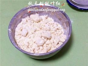 用橡皮刮刀拌匀，可以抓成团即可。