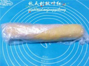 抓捏成长条，放进冰箱饧上12—24小时。