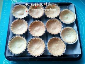 放入预热180度的烤箱，烤18分钟左右，出炉后放凉脱模即可。