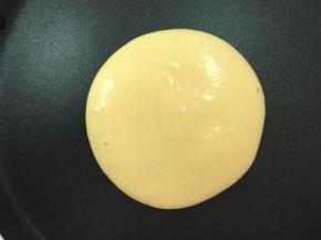 平底锅小火加热，锅里不放油，舀一勺面糊垂直快速的倒入平底锅，面糊会自然摊开