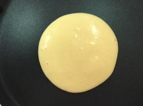 平底锅小火加热，锅里不放油，舀一勺面糊垂直快速的倒入平底锅，面糊会自然摊开